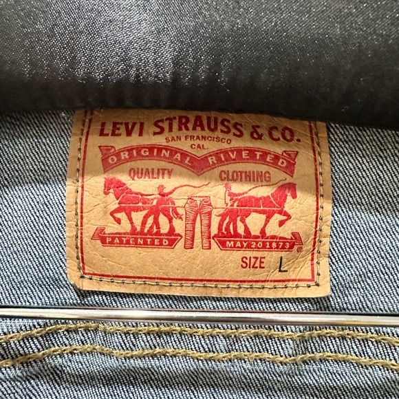 Levi’s Jean Jacket with hand painted history of Levi’s - Picture 4 of 6